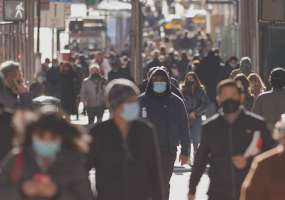 People walking in the city with face masks to prevent respiratory viruses